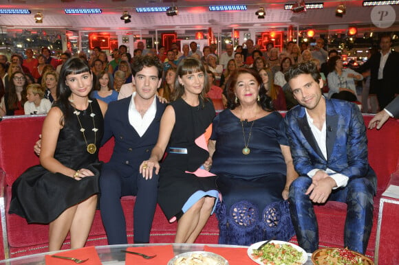 Mika avec sa mère, ses soeurs et son frère - Enregistrement de l'émission "Vivement Dimanche" à Paris le 9 Septembre 2015 et qui sera diffusée le 13 Septembre 20159, 2015.