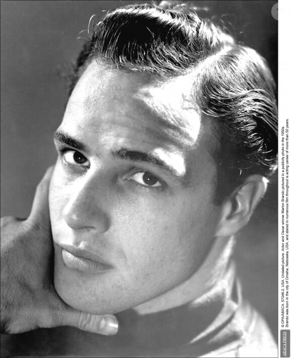 Au début de sa carrière, Marlon Brando fait craquer toutes les femmes. Certaines font des milliers de kilomètres pour venir le voir sur scène.Le comédien au début des années 50, est photographié dans le cadre du tournage d'une publicité. Photo © DPA/ABACA.