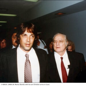 Marlon Brando et son fils Christian, accusé de meurtre, arrivent au procès en 1990. Photo Abaca.