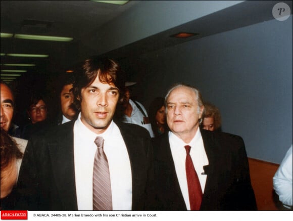Marlon Brando et son fils Christian, accusé de meurtre, arrivent au procès en 1990. Photo Abaca.