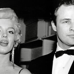 Parmi les multiples histoires d'amour de Marlon Brando, celle qu'il aurait vévue avec Marylin Monroe a fait couler beaucoup d'encre.
Marilyn Monroe et Marlon Brando assistent à la première d'un film en 1955. Photo by CPC / JoeMartinez NetropolisPicturelux / Avalon /ABACAPRESS.COM