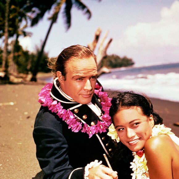 Marlon Brando et Tarita Cheyenne, un actrice tahitienne, sa partenaire dans Les révoltés du Bounty qui deviendra sa troisième épouse, de 1962 à 1972. Photo by The Hollywood Archive / Hollywood Archive / Avalon /ABACAPRESS.COM