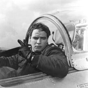 Brando joue un pilote américain dans le film Sayonara tournée en 1957. Photo by Alamy/ABACAPRESS.COM
