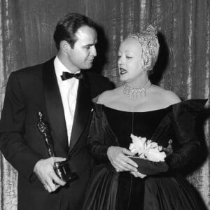 Marlon Brando et Bette Davis l'une de ses conquêtes, aux Oscars en 1955. Photo by Alamy/ABACAPRESS.COM