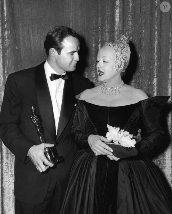 Marlon Brando et Bette Davis l'une de ses conquêtes, aux Oscars en 1955. Photo by Alamy/ABACAPRESS.COM