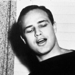 Brando en 1955 sur le tournage de la comédie musicale Guys and Dolls (Credit Image: SNAP) Photo by Alamy/ABACAPRESS.COM