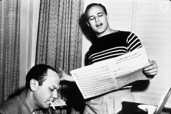 Brando en 1955 sur le tournage de la comédie musicale Guys and Dolls (Credit Image: SNAP) Photo by Alamy/ABACAPRESS.COM