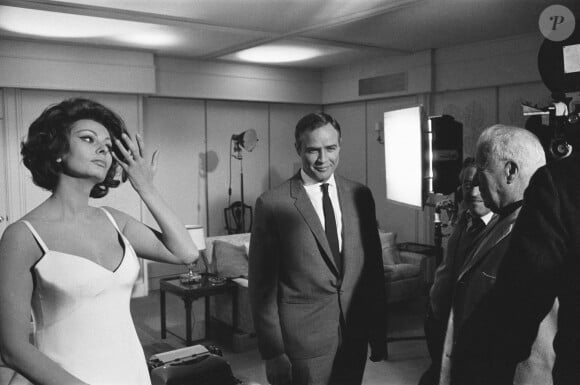 Sophia Loren, Marlon Brando et Charlie Chaplin -sur ses vieux jours- durant le tournage de La Comtesse de Hong-Kong en 1966. Photo by Alamy/ABACAPRESS.COM