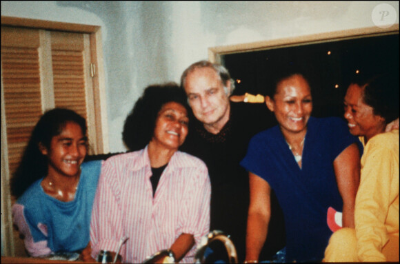 Marlon Brando avec sa troisième femme, Tarita et leur famille. Photo Bestimage.