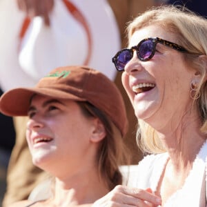 Michèle Laroque et sa fille Oriane Deschamps en tribunes lors des Internationaux de France de tennis de Roland Garros 2023, à Paris, France, le 5 juin 2023. © Cyril Moreau/Bestimage 