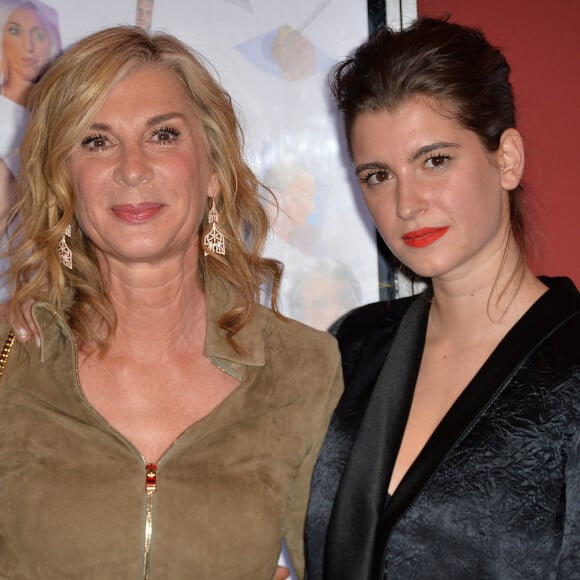 Et de compléter : Elle souhaite plutôt se tourner vers l'écriture et la réalisation".
Michèle Laroque et sa fille Oriane Deschamps - Avant-première du film Brillantissime au cinéma Publicis à Paris, France, le 15 janvier 2018. © Veeren/Bestimage 