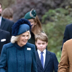 Catherine (Kate) Middleton, princesse de Galles, le prince George de Galles, la princesse Charlotte de Galles, le roi Charles III d'Angleterre et Camilla Parker Bowles, reine consort d'Angleterre - La famille royale d'Angleterre assiste au service religieux de Noël à l'église St Mary Magdalene à Sandringham, Norfolk, Royaume Uni, le 25 décembre 2022. 