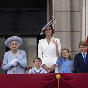 Le prince Charles, prince de Galles, La reine Elisabeth II d'Angleterre, le prince Louis, Catherine Kate Middleton, duchesse de Cambridge, la princesse Charlotte, le prince George et le prince William, duc de Cambridge - Les membres de la famille royale regardent le défilé Trooping the Colour depuis un balcon du palais de Buckingham à Londres lors des célébrations du jubilé de platine de la reine le 2 juin 2022. 