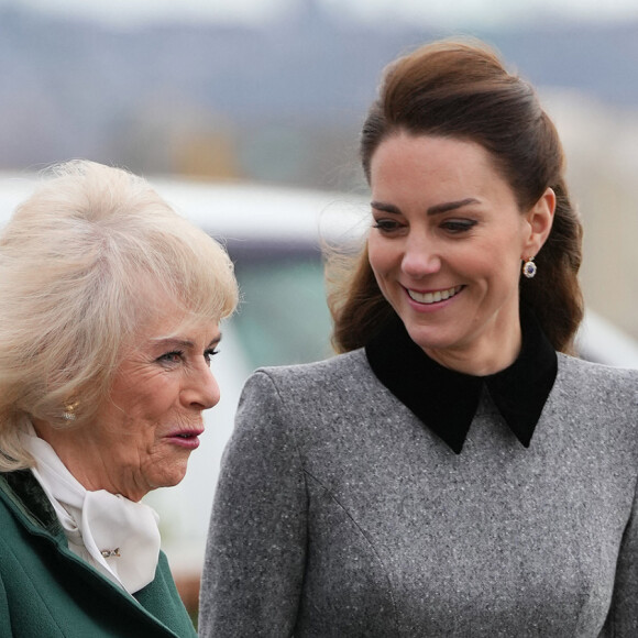 Camilla Parker Bowles, duchesse de Cornouailles, et Catherine (Kate) Middleton, duchesse de Cambridge, arrivent pour une visite à la fondation Trinity Buoy Wharf, un site de formation pour les arts et la culture à Londres, Royaume Uni, le jeudi 3 février 2022. 
