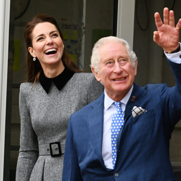 Avant la publication de la vidéo d'annonce du cancer de Kate Middleton, la princesse a déjeuné avec le roi Charles III
Le prince Charles, prince de Galles, et Camilla Parker Bowles, duchesse de Cornouailles, et Catherine (Kate) Middleton, duchesse de Cambridge, à la Fondation "Trinity Buoy Wharf" à Londres