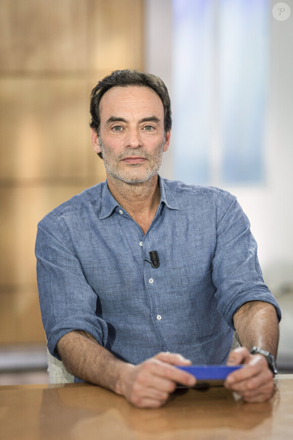 Exclusif - Anthony Delon - Anthony Delon fait la promotion de son livre "Bastingage" sur le plateau de l'émission "C à Vous" à Paris le 27 mars 2024. © Cyril Moreau/Bestimage 