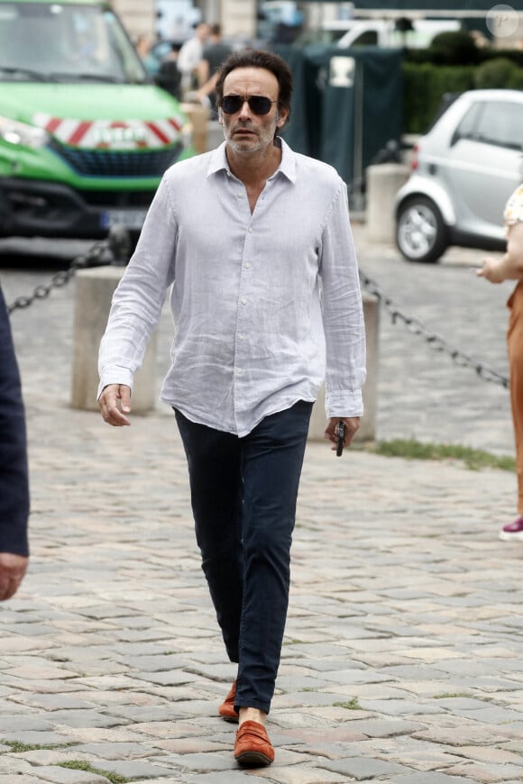 Anthony Delon - Arrivées à la messe à l'intention de Pierre Cornette de Saint-Cyr en l'église Saint-Germain-des-Près à Paris. Le 12 septembre 2023