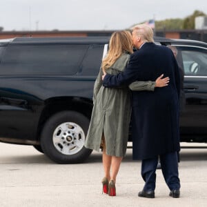 Les gestes de tendresse entre eux n'ont pas toujours été au rendez-vous.
Le président Donald Trump et la première dame Melania Trump s'embrassent alors qu'il l'escorte jusqu'à son véhicule, mardi 27 octobre 2020, sur la base d'Andrews aux États-Unis.. Photo by White House/Zuma Wire/ABACAPRESS.COM