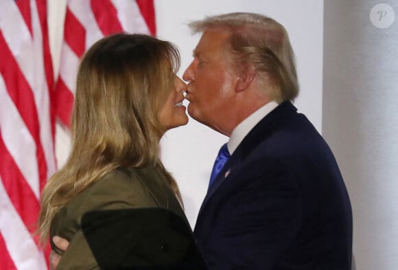 Donald J. Trump embrasse la Première dame des États-Unis, Melania Trump, après que celle-ci a prononcé son discours lors de la deuxième nuit de la Convention nationale républicaine, dans la roseraie de la Maison Blanche à Washington, le 25 août 2020. Photo by Michael Reynolds/Pool/ABACAPRESS.COM
