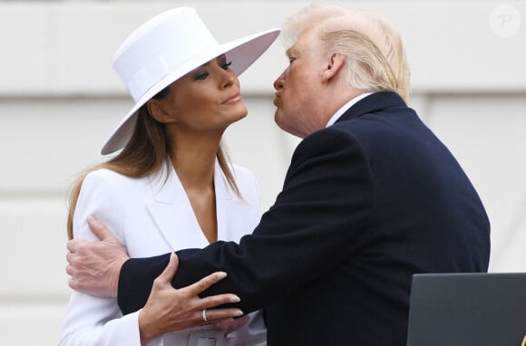 Le président Donald Trump embrasse Melania Trump lors d'une cérémonie à la Maison Blanche le 24 avril 2018 à Washington. Photo by Olivier Douliery/Abaca Press