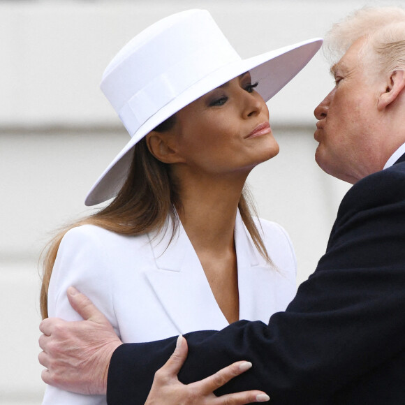 Le président Donald Trump embrasse Melania Trump lors d'une cérémonie à la Maison Blanche le 24 avril 2018 à Washington. Photo by Olivier Douliery/Abaca Press