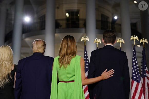 Tiffany, Donald, et Melania qui met sa main dans le dos de son fils Barron Trump, le 27 août 2020 à Washington. Photo by Erin Scott/Pool/ABACAPRESS.COM