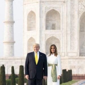 Le président Donald J. Trump et la première dame Melania Trump posent pour une photo devant le Taj Mahal, le 24 février 2020, à Agra, en Inde. Photo by Shealah Craighead/UPI/ABACAPRESS.COM
