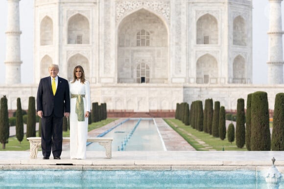 Le président Donald J. Trump et la première dame Melania Trump posent pour une photo devant le Taj Mahal, le 24 février 2020, à Agra, en Inde. Photo by Shealah Craighead/UPI/ABACAPRESS.COM
