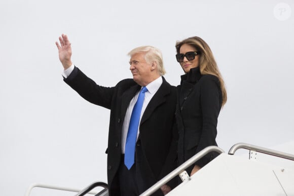 Le président élu des États-Unis Donald J. Trump et la première dame Melania Trump arrivent à la base militaire d'Andrews, dans le Maryland, le 19 janvier 2017, la veille de sa prestation de serment en tant que 45e président des États-Unis. Credit: Chris Kleponis / CNP