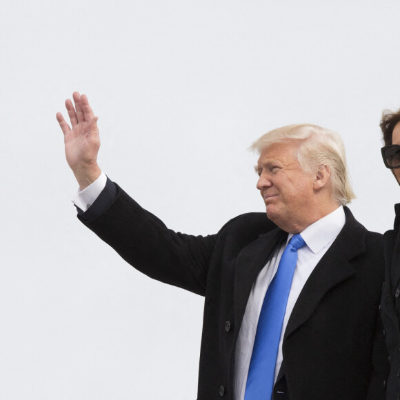 Le président élu des États-Unis Donald J. Trump et la première dame Melania Trump arrivent à la base militaire d'Andrews, dans le Maryland, le 19 janvier 2017, la veille de sa prestation de serment en tant que 45e président des États-Unis. Credit: Chris Kleponis / CNP