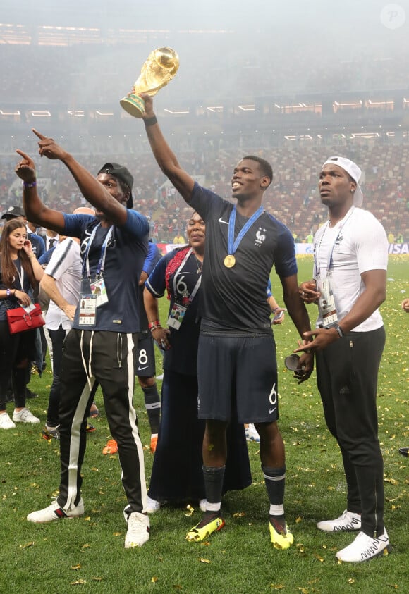 Paul Pogba avec sa mère Yeo et ses frères Florentin Pogba et Mathias Pogba - Finale de la Coupe du Monde de Football 2018 en Russie à Moscou, opposant la France à la Croatie (4-2) le 15 juillet 2018 © Cyril Moreau/Bestimage