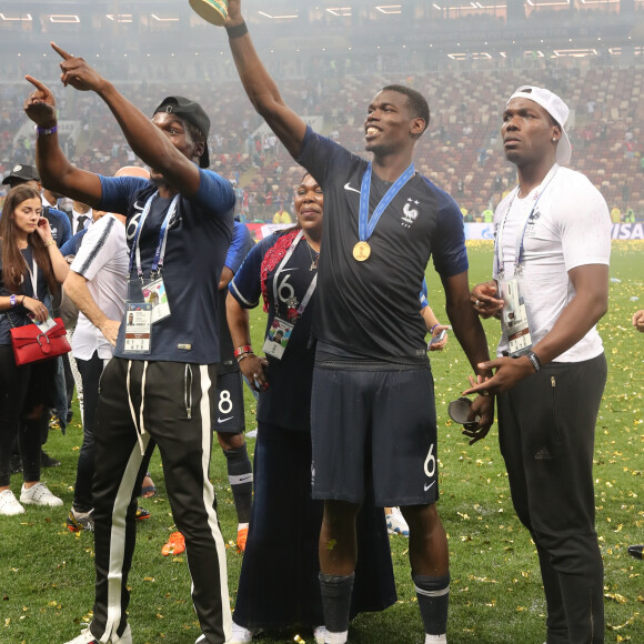 Paul Pogba avec sa mère Yeo et ses frères Florentin Pogba et Mathias Pogba - Finale de la Coupe du Monde de Football 2018 en Russie à Moscou, opposant la France à la Croatie (4-2) le 15 juillet 2018 © Cyril Moreau/Bestimage