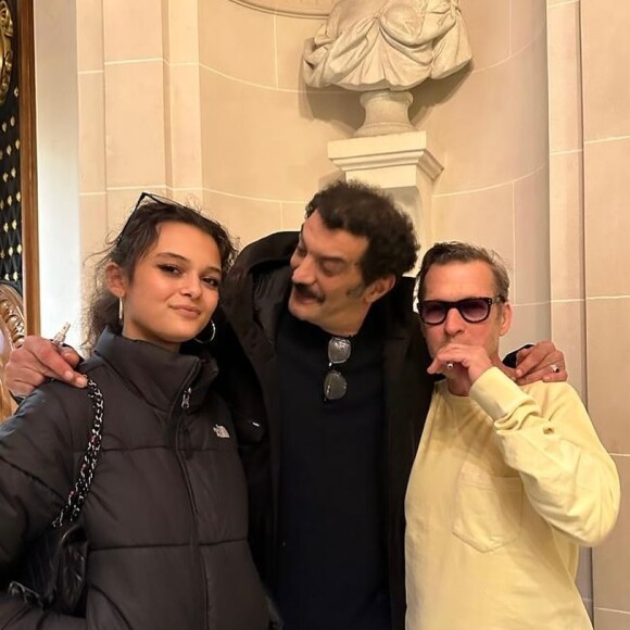 Christophe Rocancourt permet à sa fille Tess de rencontrer de nombreuses stars. Ici. avec Ramzy Bedia le 13 décembre 2023.
Christophe Rocancourt, sa fille Tess et Ramzy Bedia, le 13 décembre 2023. ©Instagram chrisrocancourtoff