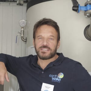 Exclusif - Samuel Le Bihan lors de la présentation de la société (et association) Earth Wake à Avignon, dont il est le co-fondateur. Le 25 octobre 2022. Acteur dans la série Alex Hugo, qui est revenue sur France 3 avec la saison 8, Samuel Le Bihan est très engagé, que ce soit auprès de sa fille Angia atteinte d'autisme, ou dans la protection de l'environnement avec Earthwake. Les membres fondateurs d'Earthwake sont partis de l'idée qu'en redonnant de la valeur au déchet plastique, on incitait à sa collecte. Ils se sont ainsi intéressés à la pyrolyse, un procédé chimique qui permet de ramener les plastiques à leur état d'origine: le pétrole. Après plusieurs années de R&D, l'équipe d'Earthwake a proposé un premier modèle de pyrolyseur low-tech, autosuffisant et mobile, capable de transformer les déchets plastiques en carburant: la Chrysalis. © Jack Tribeca / Bestimage 