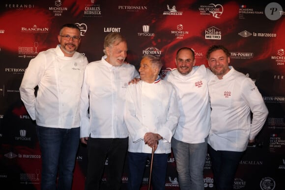 Les Chefs Glenn Viel "L'oustau de Baumanière" aux Baux-de-Provence, Jean-André Charial proprétaire "Baumanière" et du restaurant "L'oustau de Baumanière" aux Baux-de-Provence, Michel Guérard "Les Prés d'Eugénie" à Eugénie-les-Bains, Alexandre Couillon "La Marine" à Noirmoutier et Arnaud Donckele "Plénitude-Cheval Blanc Paris" à Paris - Photocall de la cérémonie de remise des Etoiles du Guide Michelin au Palais des Congrès de Tours le 19 mars 2024. © Jean-Marc Lhomer/Bestimage