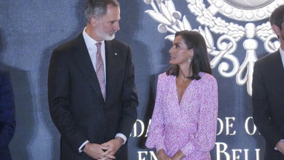 Letizia d'Espagne retrouve sa couleur préférée : la reine brille dans un look printanier, son mari Felipe totalement conquis !