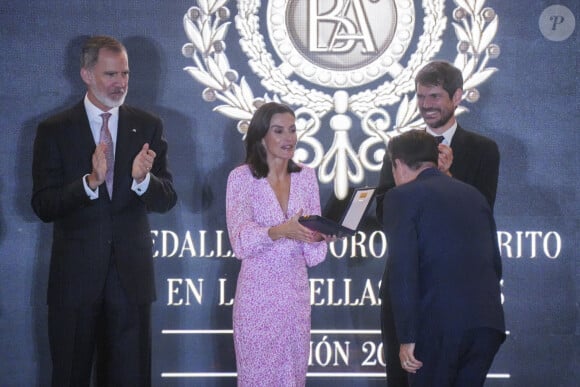 Ils étaient heureux de remettre les prix. 
Felipe et Letizia d'Espagne - Remise des prix des Beaux-Arts au Palais des Congrès de Cadix, Andalousie. 3 avril 2024. @ Francisco J. Olmo / Europa Press