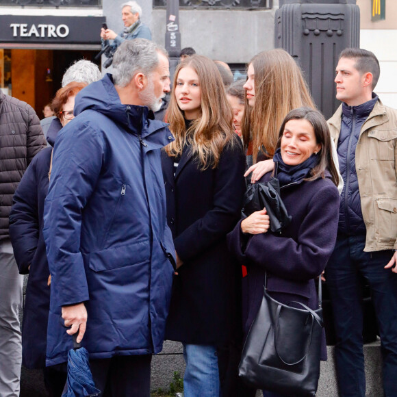 Quasi incognito, elle avait en effet fait une sortie en jean ! 
Le roi Felipe VI, la reine Letizia, la princesse des Asturies et l'infante Sofia d'Espagne assistent à une procession de la Semaine Sainte à Madrid, Espagne, le 30 mars 2024. Cette semaine de Pâques coïncide avec le retour au pays de l'infante Sofia scolarisée au Pays de Galles. © Dana Press/Bestimage