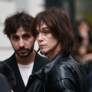 Elle leur a fait un beau cadeau, à eux et au reste du pays, en ouvrant récemment la Maison Gainsbourg, c'est à dire en transformant le logement de son père en musée. 
Charlotte Gainsbourg et son fils Ben Attal lors de la cérémonie de dévoilement de la plaque "Maison des Illustres" de la Maison Gainsbourg à Paris, le 2 avril 2024. © Christophe Clovis/Bestimage