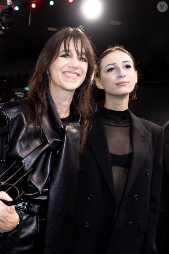 En couple avec Yvan Attal depuis l'année 1991, Charlotte Gainsbourg a eu Ben en 1997, Alice en 2002 et Jo en 2011. Les deux aînés sont déjà adultes et indépendants.
Charlotte Gainsbourg et sa fille Alice Attal - 48e cérémonie des César à l'Olympia à Paris le 24 février 2023. © Olivier Borde / Dominique Jacovides / Bestimage