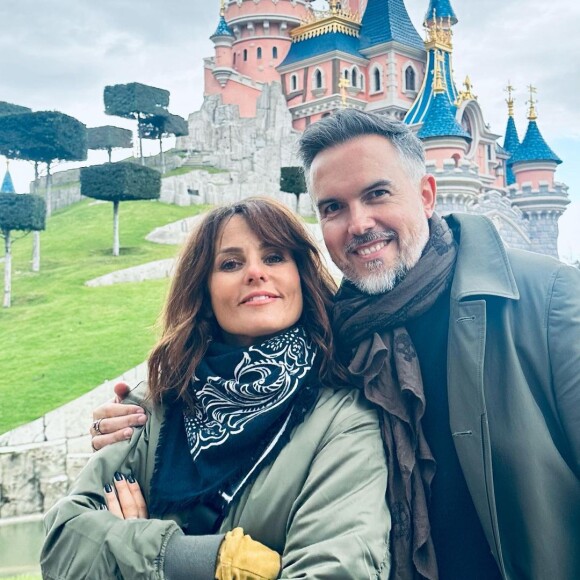 Faustine Bollaert en visite à Disneyland Paris avec son mari Maxime Chattam et leurs enfants Abbie et Peter.