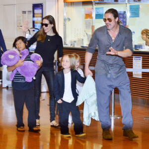 Brad Pitt et Angelina Jolie arrivent a l' aeroport de Tokyo avec 3 de leurs enfants (Pax Thien, Vivienne Marcheline et Knox Léon) Tokyo, le 27 Juillet 2013 