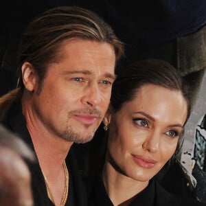 Pour rappel, l'actrice accuse son ex-mari de violences envers elle et leur progéniture. Malgré tout, leur fille Shiloh souhaiterait vivre chez son paternel !
Brad Pitt et Angelina Jolie à l'avant-premiere de "World War Z" à Paris le 3 juin 2013.