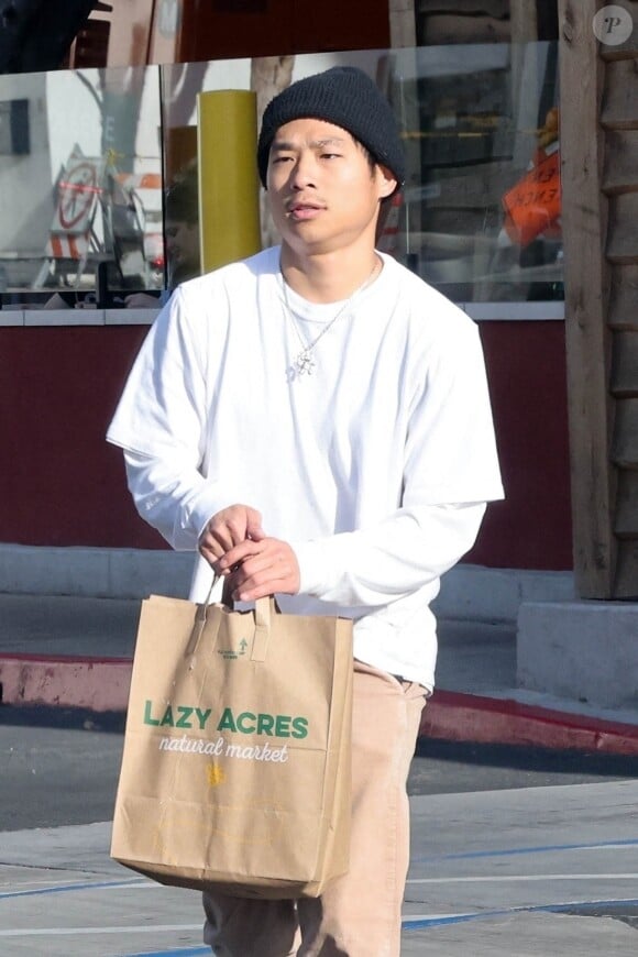 Los Feliz, Californie - EXCLUSIF - Le fils d'Angelina Jolie, Pax Jolie-Pitt, est aperçu au marché naturel de Lazy Acres à Los Feliz où il a acheté des produits d'épicerie le dimanche soir.