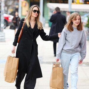 Angelina Jolie est sortie avec sa fille Vivienne à New York. L'actrice de 48 ans est apparue de bonne humeur malgré ses problèmes juridiques avec son ex Brad Pitt.