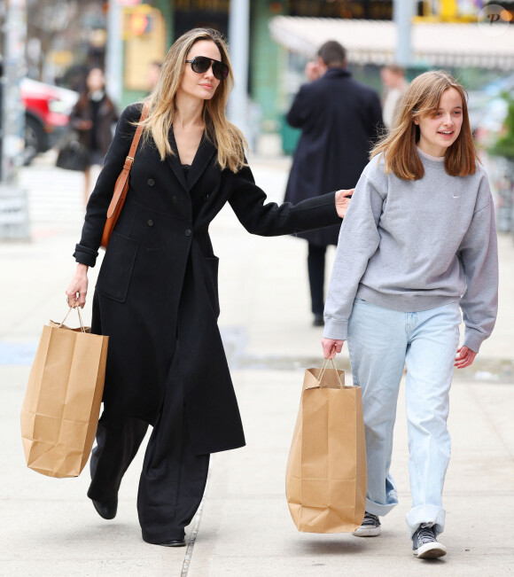 Angelina Jolie est sortie avec sa fille Vivienne à New York. L'actrice de 48 ans est apparue de bonne humeur malgré ses problèmes juridiques avec son ex Brad Pitt.