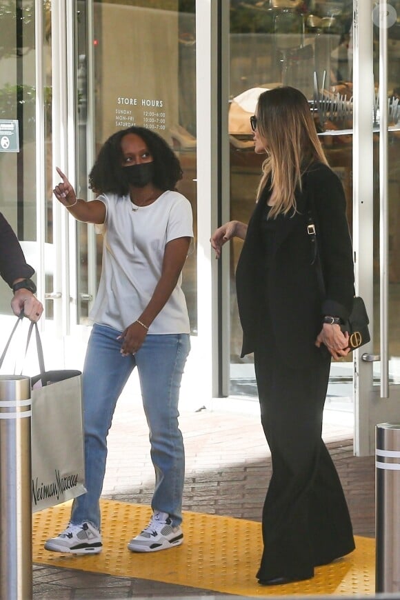 Los Angeles, CA - EXCLUSIF - Angelina Jolie a été aperçue en train de faire du shopping avec sa fille Zahara Marley Jolie à Neiman Marcus à Beverly Hills.