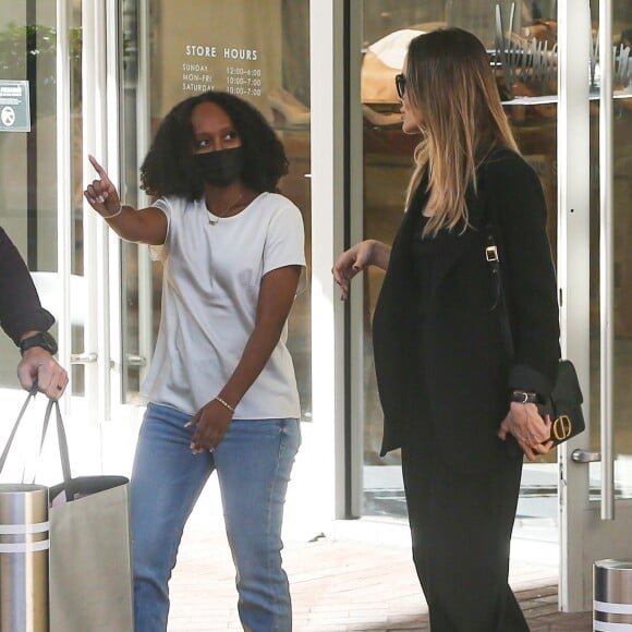 Los Angeles, CA - EXCLUSIF - Angelina Jolie a été aperçue en train de faire du shopping avec sa fille Zahara Marley Jolie à Neiman Marcus à Beverly Hills.