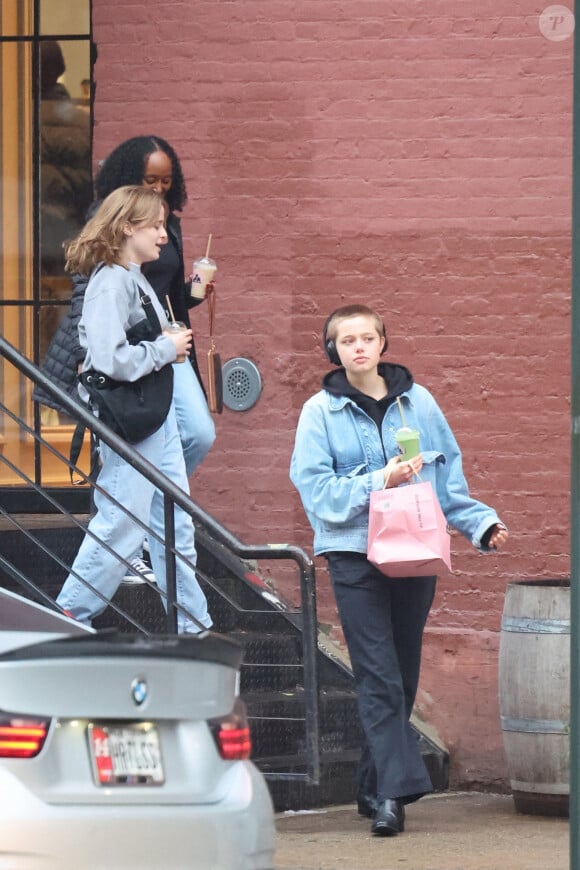 New York, NY - EXCLUSIF - Les enfants d'Angelina Jolie, Shiloh Nouvel, Vivienne Marcheline, et Zahara Marley Jolie-Pitt, ont été vus en train d'explorer les rues animées de Soho.