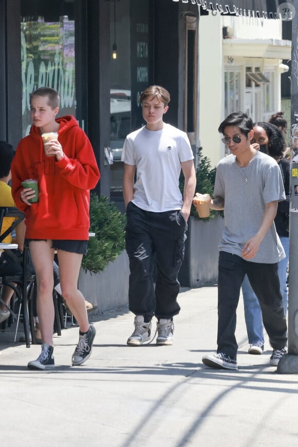 Los Feliz, CA - EXCLUSIF - Les enfants d'Angelina Jolie et de Brad Pitt, Shiloh, Zahara, Pax et Knox Jolie-Pitt, s'arrêtent au Maru Coffee lors d'une sortie à Los Feliz.